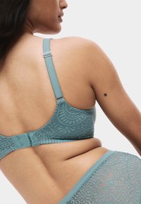 Lichtblauwe kanten beha met een bloemmotief, verstelbare bandjes en een haak- en oogsluiting aan de achterkant. Gladde textuur met verfijnde details.