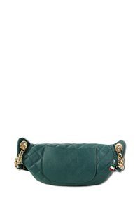 Groene leren tas met een gewatteerd ontwerp, een rechthoekige vorm, een voorvak en hardware in goudkleur met een decoratieve ketting.