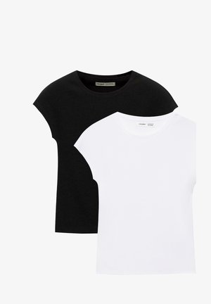 Due T-shirt a maniche corte con scollo a girocollo, una nera e una bianca, sovrapposte su uno sfondo bianco.