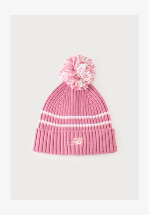 Bonnet d'hiver rose tricoté avec un bord replié, des rayures blanches, un pompon multicolore sur le dessus et un petit logo brodé à l'avant.