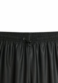 Sort elastisk talje med justerbar snor og glat, blankt stof. Har en afslappet pasform med detaljer langs sidesømmen.