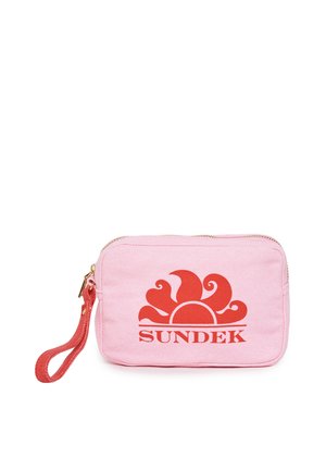 Piccola pochette rettangolare in tessuto rosa con logo rosso del sole e scritta "SUNDEK", con cinturino rosso per polso e cerniera superiore.