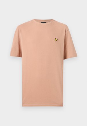 Texturované světle broskvové tričko s krátkými rukávy a kulatým výstřihem, s malým žluto-černým logem ptáka na levé straně hrudi.