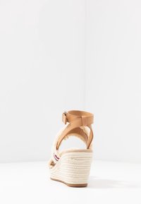 Tommy Hilfiger Sandály na platformě - off-white
