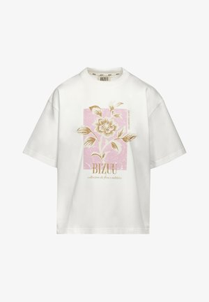 Witte T-shirt met korte mouwen, roze vierkant en goudkleurig bloemenpatroon, met "BIZUU" en Franse tekst onder de bloem.