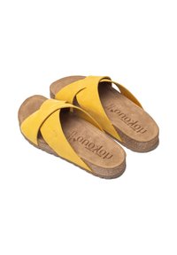 Sandalias de cuero amarillo con correas cruzadas y suela de corcho. La plantilla es texturizada, proporcionando comodidad y soporte.