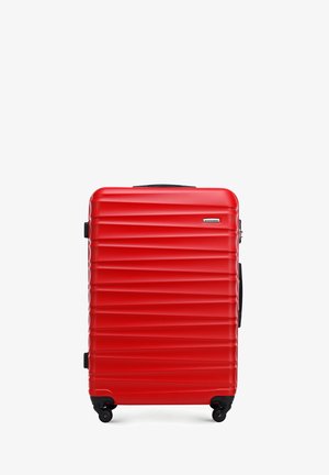 Valigia rigida rossa con righe orizzontali, dettagli neri e quattro ruote. Presenta una maniglia telescopica e una serratura combinata.