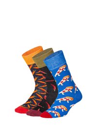 Tre paia di calzini di cotone: arancioni con motivi di peperoncino, neri con peperoncini rossi, blu con fette di pizza, ciascuno con colori del piede contrastanti.