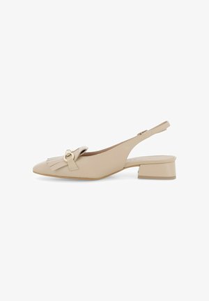 Scarpa slingback in pelle beige con tacco basso a blocco, punta appuntita, dettaglio con frange e fibbia circolare metallica su sfondo bianco.