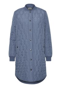 Gestepptes langes Jacket aus weichem blauen Stoff, mit rundem Halsausschnitt, Druckknopfverschluss, seitlichen Taschen und gerippten Strickbündchen.