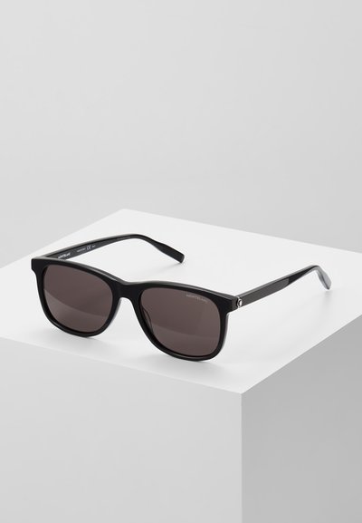 Schwarz quadratische Sonnenbrille mit dunklen Gläsern, glänzender Oberfläche, silbernen Akzenten und geraden Bügeln mit leichter Kurve an den Enden.