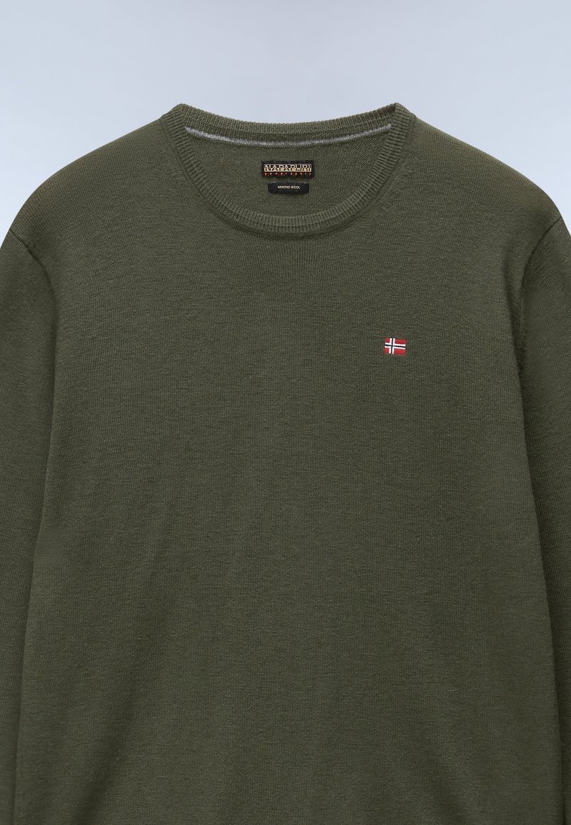 Maglione in lana verde oliva con scollo rotondo e polsini a costine. Presenta un piccolo emblema della bandiera norvegese sul lato sinistro del petto.