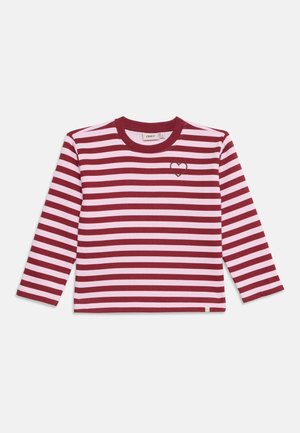 Langermig shirt met horizontale rode en witte strepen en een kleine hartomtrek op de linkerborst, ronde hals.