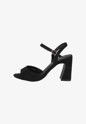Schwarze Wildleder-Open-Toe-Absätze mit einem breiten Riemen und verstellbarer Knöchel-Schnalle. Mit einem quadratischen Blockabsatz für mehr Stabilität.