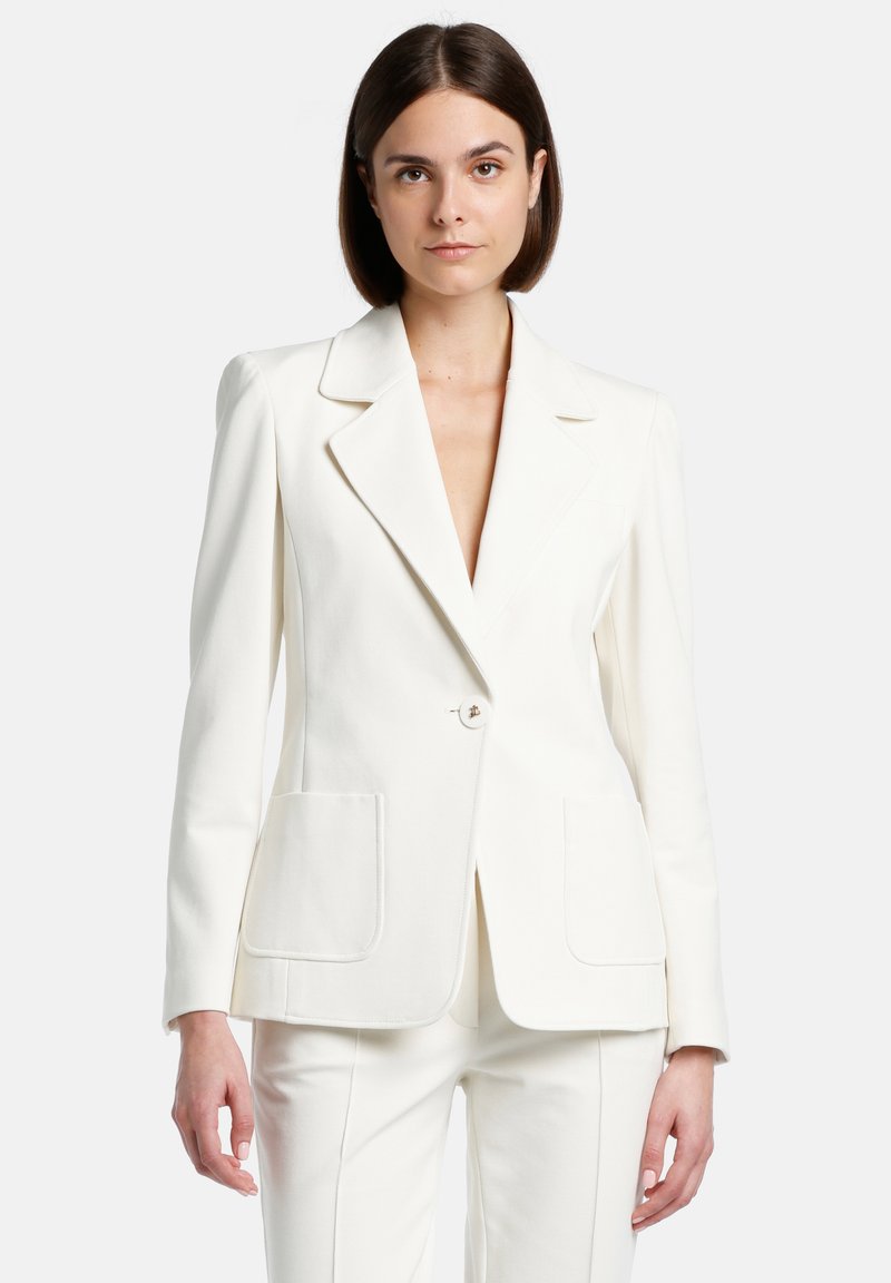 Witte op maat gemaakte blazer met gekartelde revers, enkele knoopsluiting en opgestikte zakken. Gemaakt van een gestructureerde stof, met een slank en gestructureerd pasvorm.