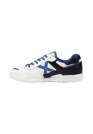 Zapatilla blanca de perfil bajo con cordones azules, detalles azules y panel trasero negro, mostrada de lado sobre un fondo blanco.