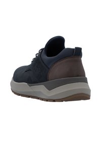Sneaker en daim bleu et marron avec une surface texturée, un bout rond, un col rembourré et une épaisse semelle en caoutchouc dotée d'un motif de crampons.