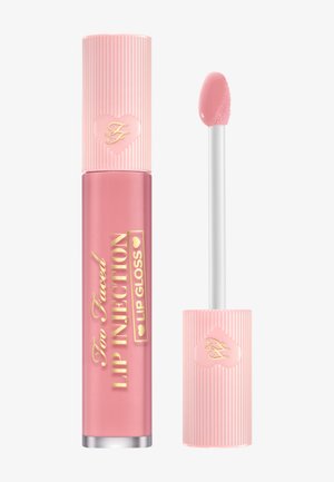 Gloss à lèvres Too Faced Lip Injection dans un tube rose avec des rayures verticales et un logo en forme de cœur ; comprend un applicateur blanc avec une pointe douce.