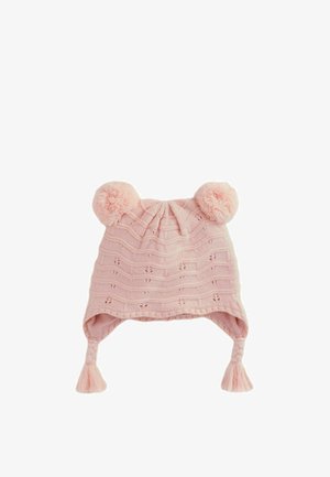 Mäkká ružová pletená čiapka pre bábätká s ušnými klapkami, pletenými strapcami a dvoma nadýchanými pom-pommi na vrchu.
