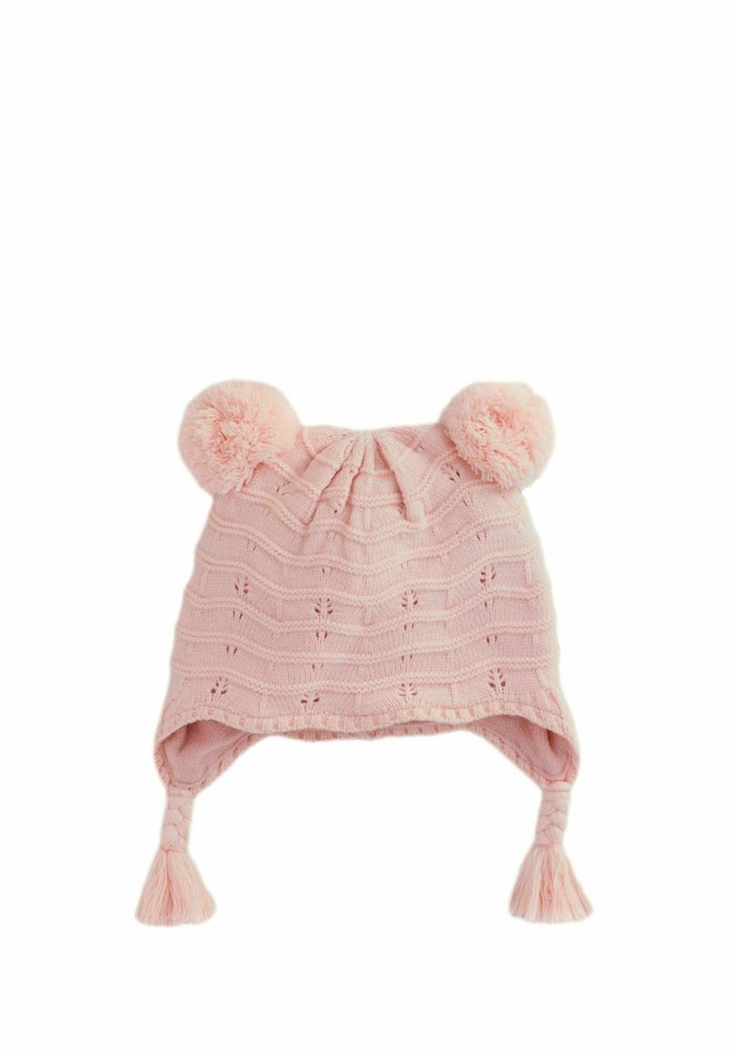 Căciulă moale de tricot roz pentru bebeluși, cu urechi, ciucuri împletiți și două pompoane pufoase în vârf.