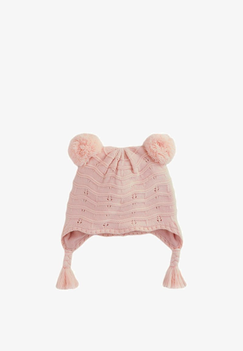 Mäkká ružová pletená čiapka pre bábätká s ušnými klapkami, pletenými strapcami a dvoma nadýchanými pom-pommi na vrchu.
