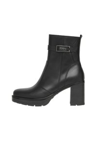Bota de cuero negra hasta la mitad de la pantorrilla con tacón cuadrado, correa decorativa y detalle de hebilla metálica, además de suela texturizada para agarre.