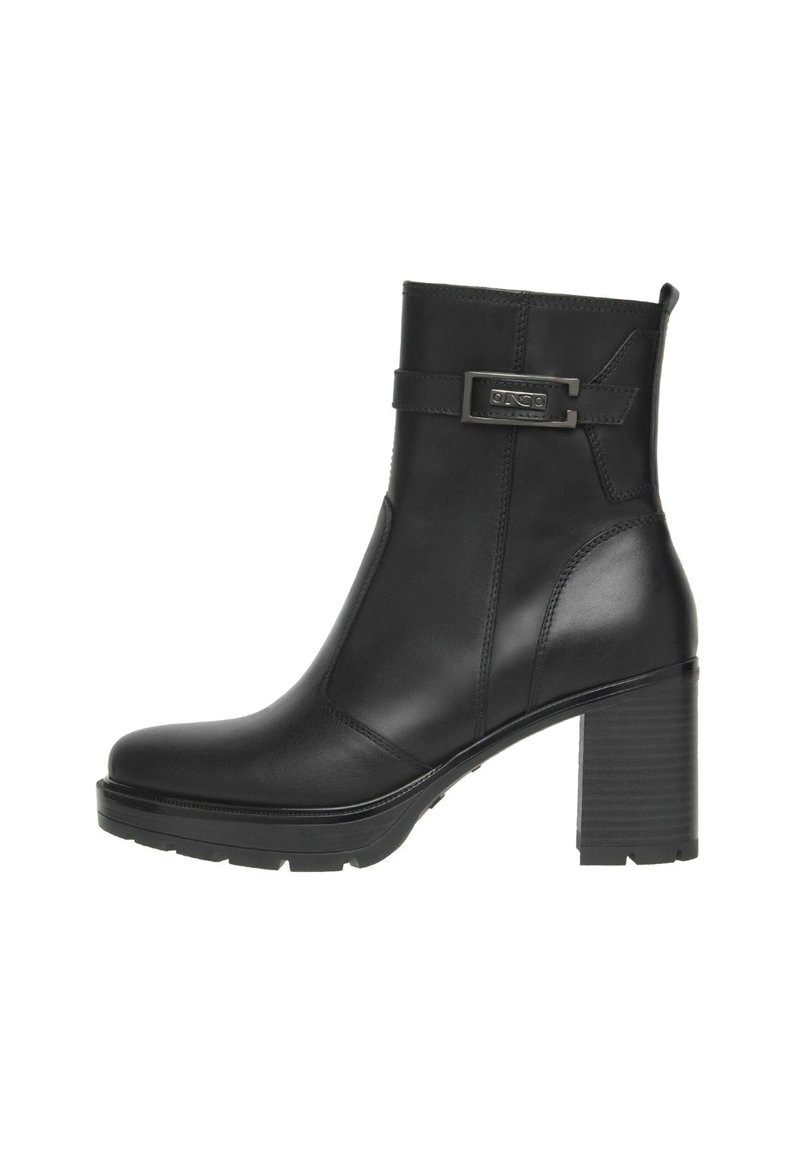 Bota de cuero negra hasta la mitad de la pantorrilla con tacón cuadrado, correa decorativa y detalle de hebilla metálica, además de suela texturizada para agarre.