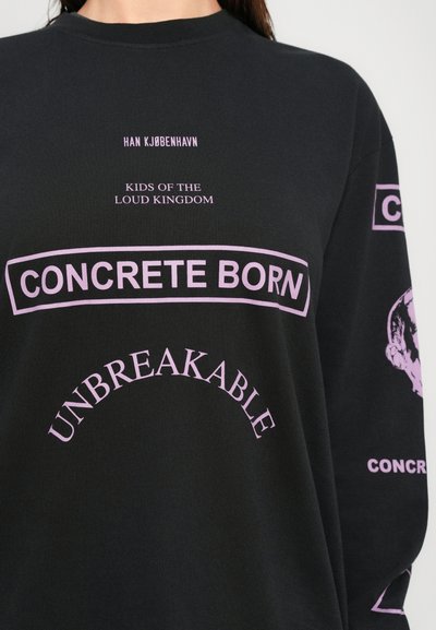 Must must, millel roosade kirjadega: "HAN KJØBENHAVN," "KIDS OF THE LOUD KINGDOM," "CONCRETE BORN," ja "UNBREAKABLE" erinevates fontides.