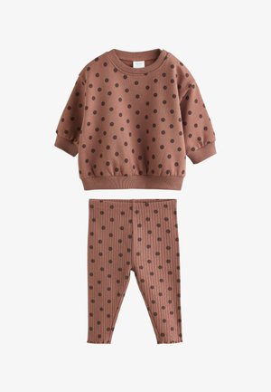Brun langærmet sweatshirt og matchende ribstrikkede leggings med mørkebrune polkaprikker, designet til en toddler eller lille barn.