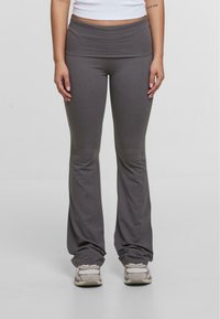 Pantalons de yoga gris évasés avec une large ceinture, fabriqués en tissu doux, possédant une texture lisse et un design simple.