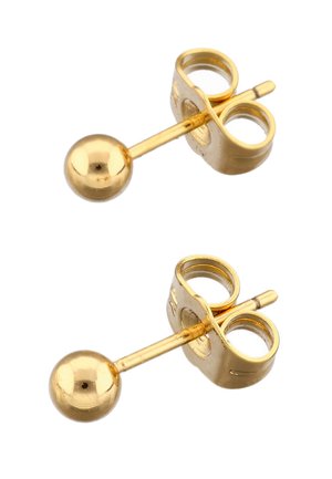 Par af små øreringe med guldkugler og sommerfugle-lukninger på hvid baggrund.