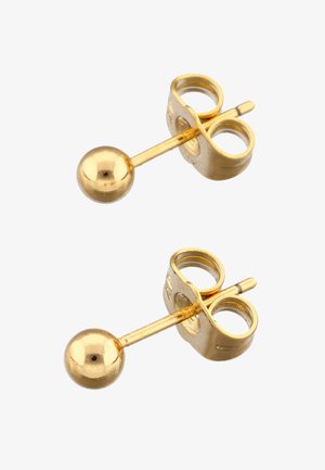 Coppia di piccoli orecchini a perno con palline d'oro e chiusure a farfalla su sfondo bianco.