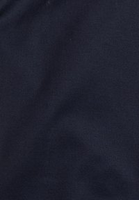 Granatowy materiał o gładkiej strukturze i subtelnym połysku, z diagonalnym wzorem tkaniny, odpowiedni do różnych zastosowań odzieżowych.