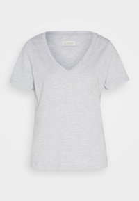 T-shirt à manches courtes gris clair avec col en V, en tissu doux, comportant une petite étiquette au niveau du col avec l'inscription "Anna Field", sur fond blanc uni.