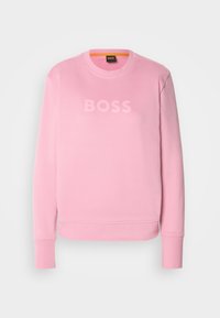 Sweat-shirt rose clair à manches longues et col rond avec le mot "BOSS" en rose légèrement plus foncé, centré sur la poitrine.