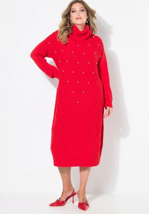 Rotes Strick-Turtleneck-Kleid mit einem Diamantmuster und Perlenakzenten. Das Kleid hat eine mittellange Länge mit gerippten Bündchen und Saum.
