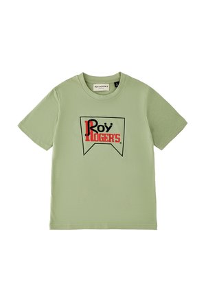 T-shirt verde chiaro a maniche corte con girocollo, con logo "Roy Roger's" nero e rosso all'interno di una sagoma a bandiera con contorno nero sul petto.