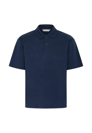 Laivastonsininen lyhythihainen puuvillainen poolopaita, jossa on kaulus, kolmen napin lista eikä näkyviä kuvioita tai logoja.