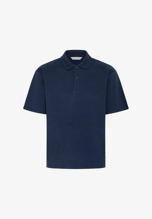 Laivastonsininen lyhythihainen puuvillainen poolopaita, jossa on kaulus, kolmen napin lista eikä näkyviä kuvioita tai logoja.