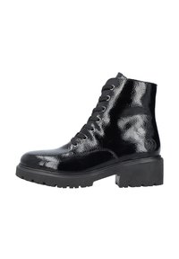 Bottines en cuir verni noir avec une semelle épaisse, un bout rond et un design à lacets à six œillets. Présente un logo embossé sur le côté.