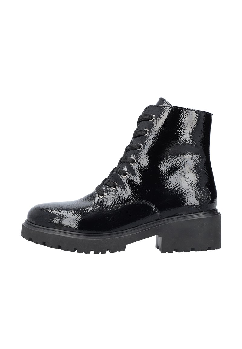 Bottines en cuir verni noir avec une semelle épaisse, un bout rond et un design à lacets à six œillets. Présente un logo embossé sur le côté.