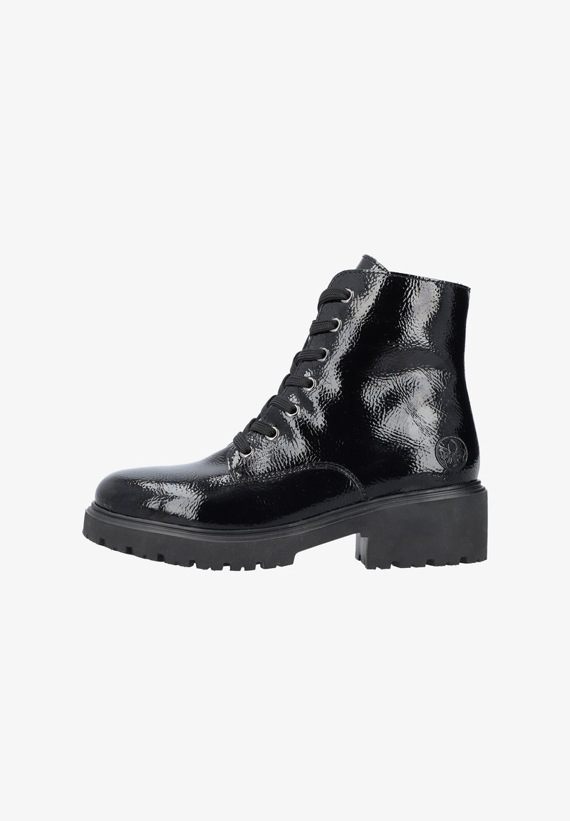 Bottines en cuir verni noir avec une semelle épaisse, un bout rond et un design à lacets à six œillets. Présente un logo embossé sur le côté.