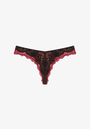Tanga de encaje negro con acentos florales rojos, que presenta patrones intrincados y una textura transparente. Ligera y diseñada con un frente en forma de V.