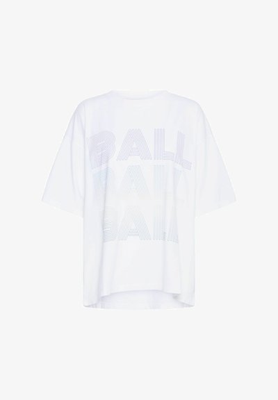 Baltas grafiskais T-krekls ar īsām piedurknēm, kurā ir drukāta vārds "BALL" pasteļtoņu lineārajās burtos. Brīvs, atvieglots piegriezums ar noapaļotu apakšdaļu.