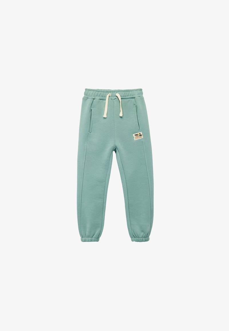 Lichtgroene joggingbroek met een geribbelde tailleband en boorden, voorzien van twee zijzakken en een decoratieve patch nabij de tailleband.