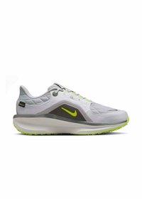 Chaussure de course Nike gris clair et vert lime avec une semelle rembourrée, un panneau en mesh et une étiquette Gore-Tex sur le côté du talon.
