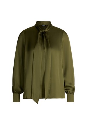 Olijfgroene blouse van een zijdeachtige stof, met een hoge kraag, lange pofmouwen en een gestrikt ne Detail. Soepele textuur, elegante uitstraling.
