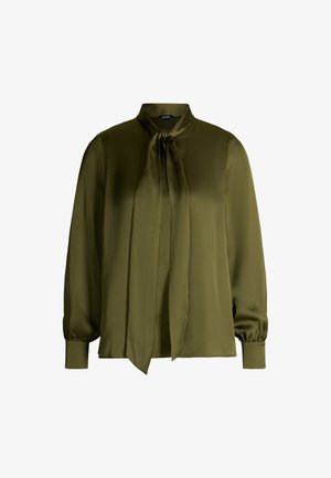 Oliwkowa bluzka z jedwabistego materiału, z wysokim kołnierzem, długimi bufkami i wiązanym detalem przy szyi. Gładka tekstura, elegancki design.