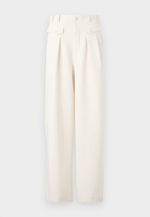 Weit geschnittene cremefarbene Hose mit Falten, ausgestattet mit einem hohen Bund, zwei vorderen Taschen und einem glatten, strukturierten Stoff.
