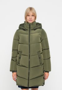Olivengrønn puffjakke med hette, med glidelås foran, sidelommer og quiltet design med en glatt tekstur.